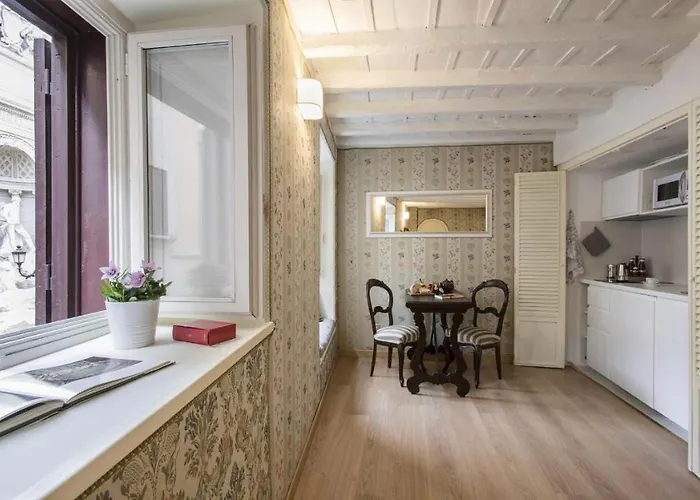 Panoramic Trevi Fountain View Luxury Apartament Rzym