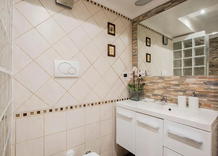 Panoramic Trevi Fountain View Luxury *