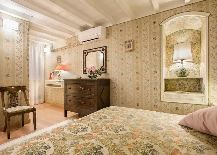 Panoramic Trevi Fountain View Luxury *